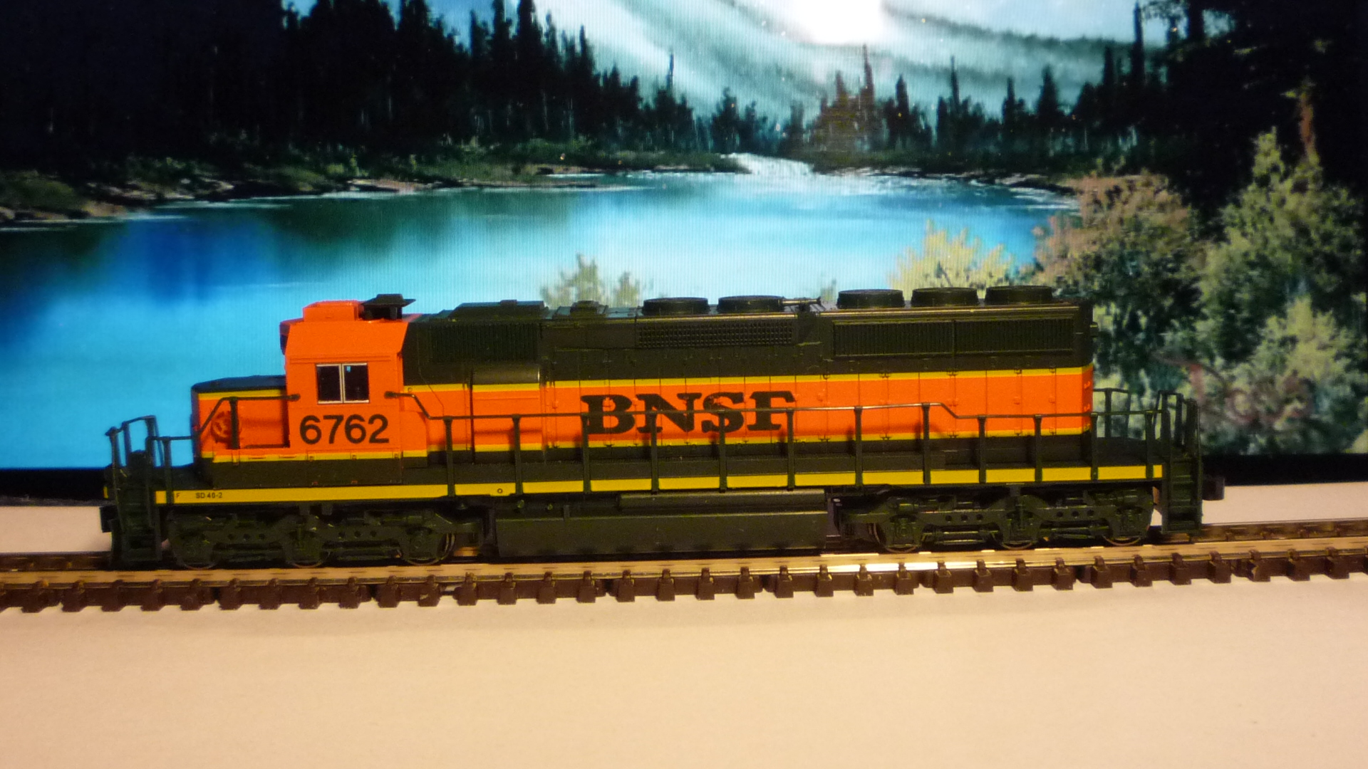 Kato EMD SD40-2, BNSF #6762 02.JPG