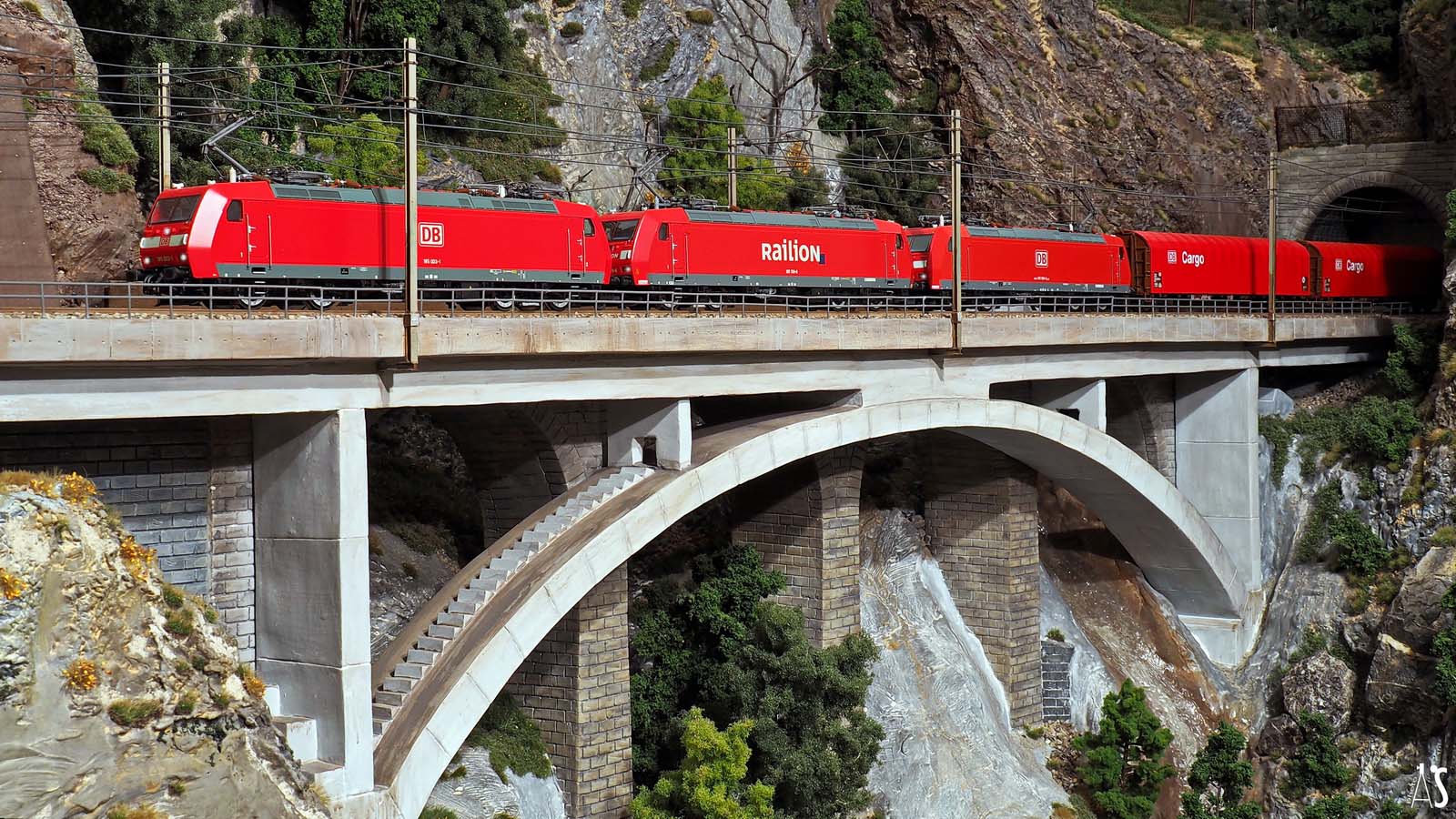 DB Br 185 ROT ZUGE.jpg