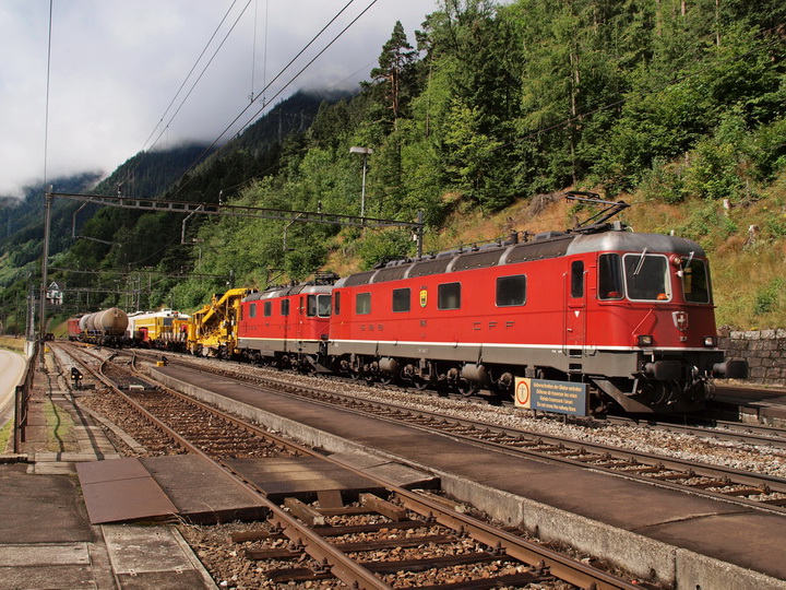 SBB Re 10-10,Wassen,08.07.11.JPG